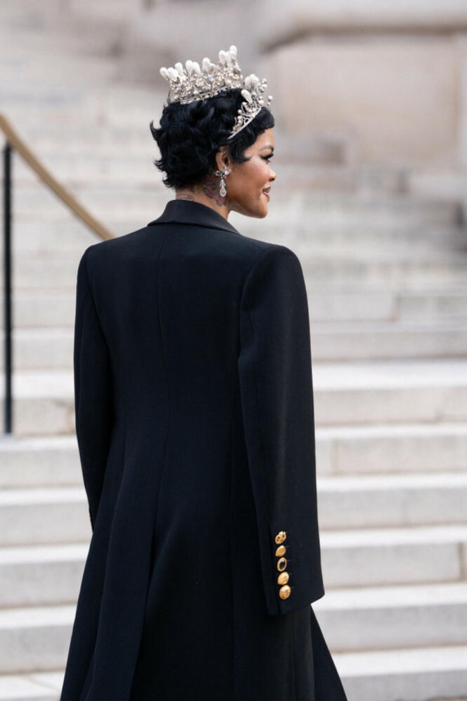 Klejnoty z Luwru znalezione na półnagiej piękności?! Jest jeden problem