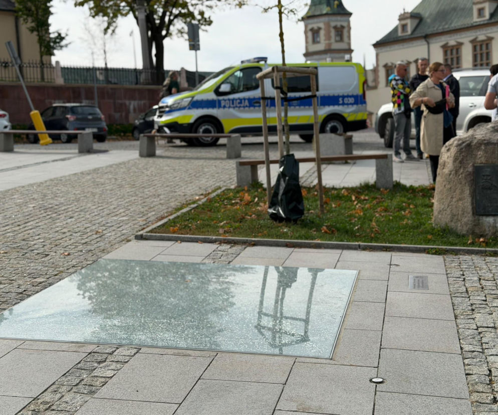 Zniszczono słynne lustro w Kielcach za blisko 87 tysięcy złotych! Czy monitoring ujął sprawcę?
