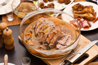 Schab duszony w sosie własnym z cebulą - domowy obiad tak miękki, że rozpływa się w ustach