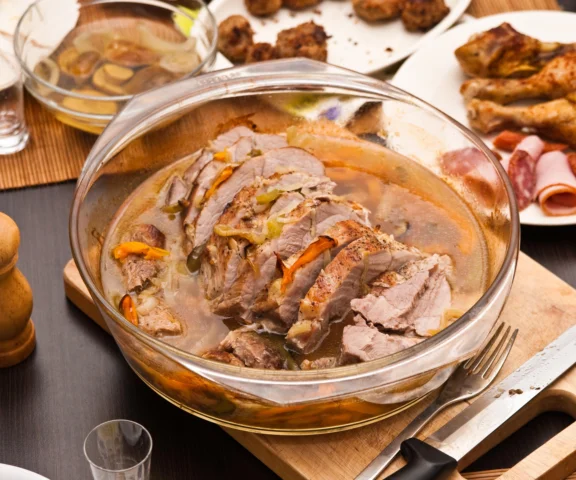 Schab duszony w sosie własnym z cebulą - domowy obiad tak miękki, że rozpływa się w ustach