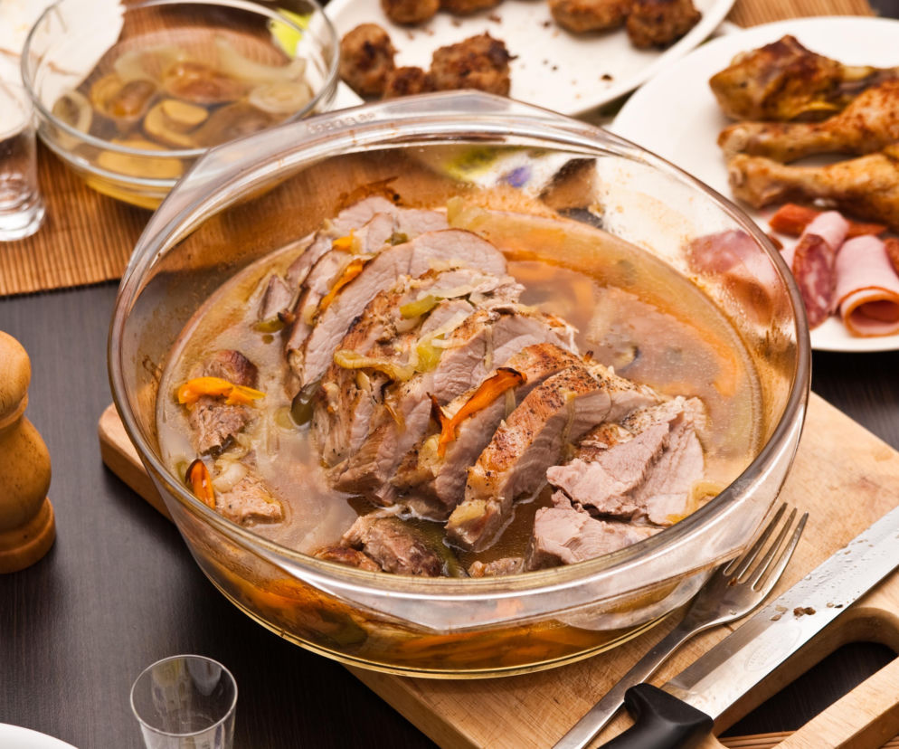 Schab duszony w sosie własnym z cebulą - domowy obiad tak miękki, że rozpływa się w ustach