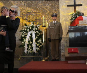JOANNA RACEWICZ Z SYNEM NA POGRZEBIE MĘŻA