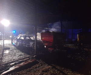 Groźny pożar w Wierzbicy. Ogień pojawił się pod blaszaną wiatą. Ranna jest jedna osoba