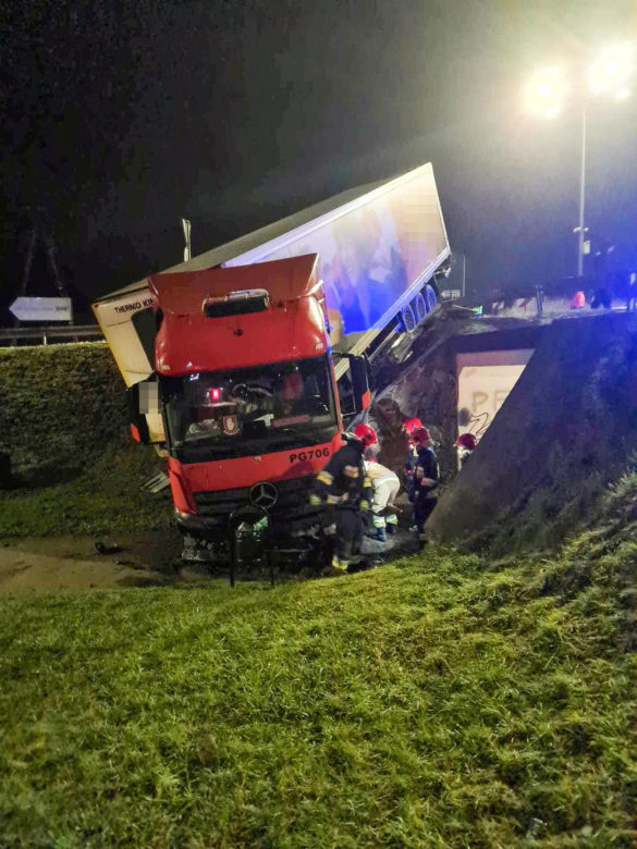 Ciężarówka wjechała do tunelu. Na rondzie kierowcy zakręciło się w głowie