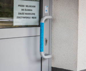 Folia POKONA koronawirusa? Ostrów pierwszym miastem na świecie, który wierzy w jej skuteczność [ZDJĘCIA]