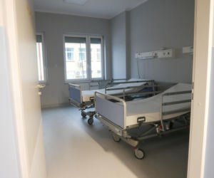 Szpital tymczasowy dla osób z COVID-19 przyjmuje już pacjentów [ZDJĘCIA]