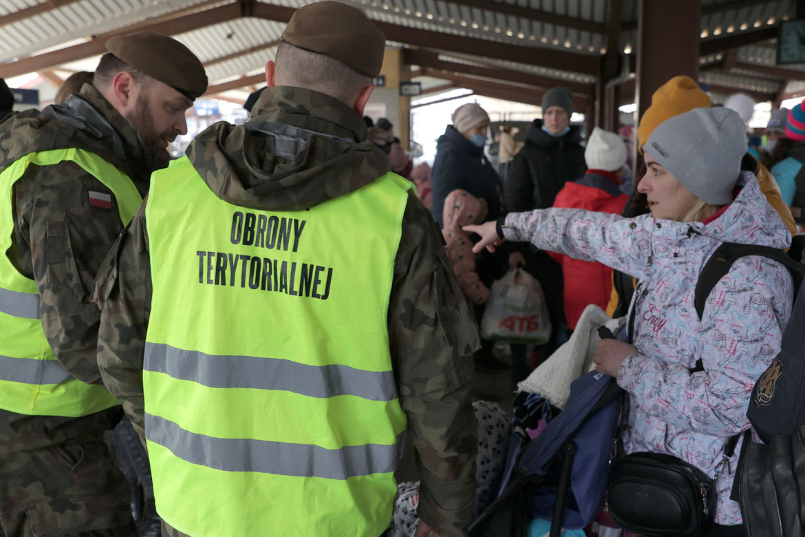 Ukraińscy uchodźcy oczekujący na pomoc na dworcu w Przemyślu