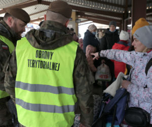 Ukraińscy uchodźcy oczekujący na pomoc na dworcu w Przemyślu