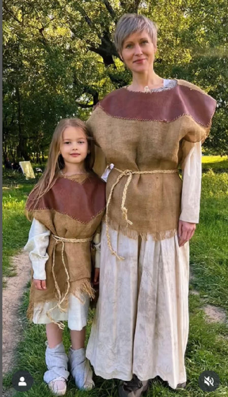Na sygnale na planie. Anna (Lea Oleksiak)