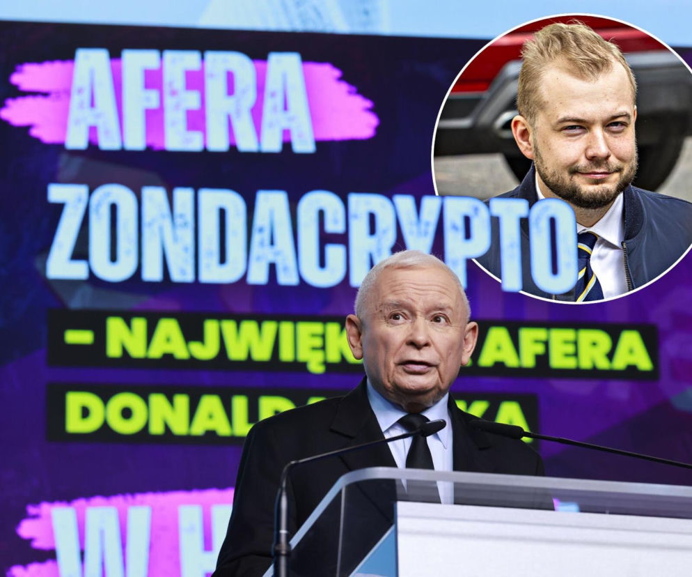 Jarosław Kaczyński przemawia na tle napisu Afera Zondacrypto. Na miniaturze Michał Moskal. Więcej w SE Polityka.