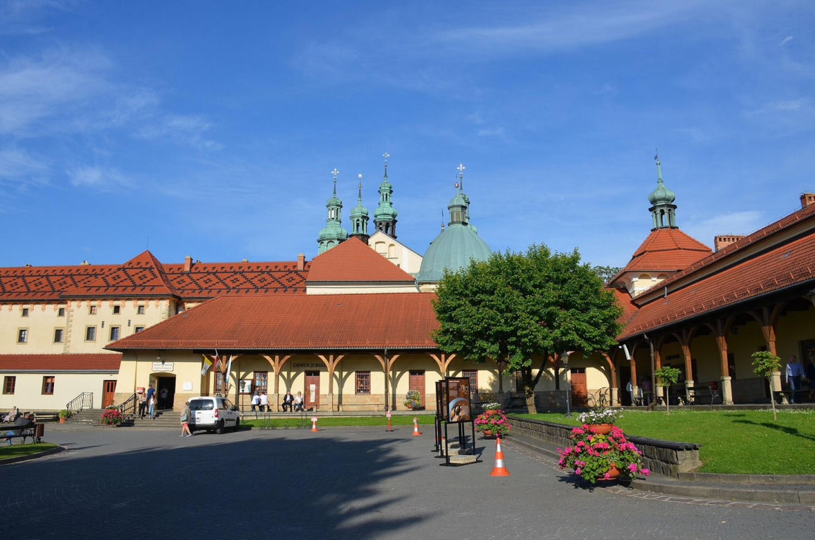 To najpopularniejsze sanktuarium w Małopolsce. Rocznie odwiedza je prawe dwa miliony wiernych