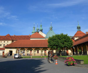To najpopularniejsze sanktuarium w Małopolsce. Rocznie odwiedza je prawe dwa miliony wiernych