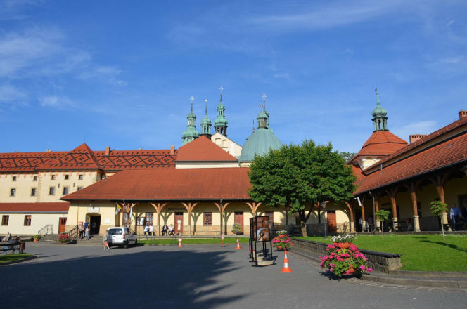 To najpopularniejsze sanktuarium w Małopolsce. Rocznie odwiedza je prawe dwa miliony wiernych