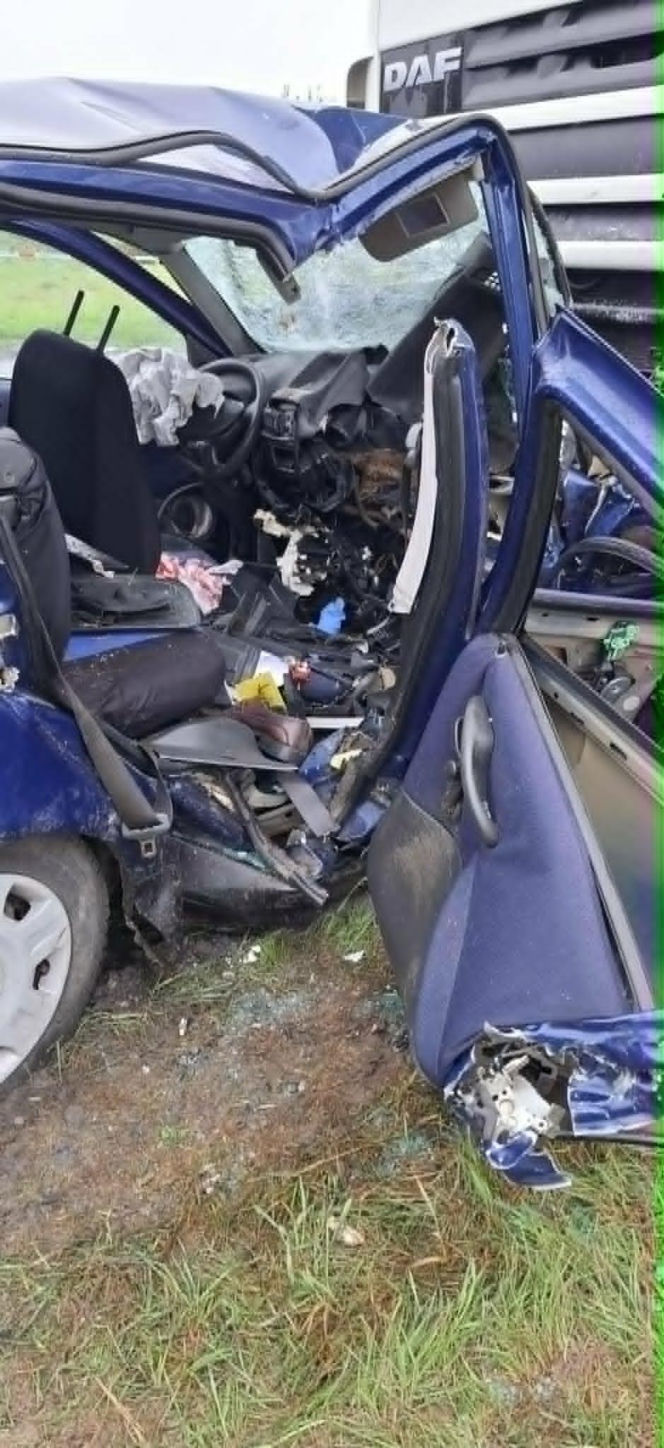 Pół rodziny zginęło w jednej chwili! Fiat najechał na ciężarówkę