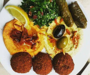 Pyszny, chrupiący i... idealny na lato. Zobacz, gdzie zjeść najlepszy falafel w Warszawie! [RANKING]