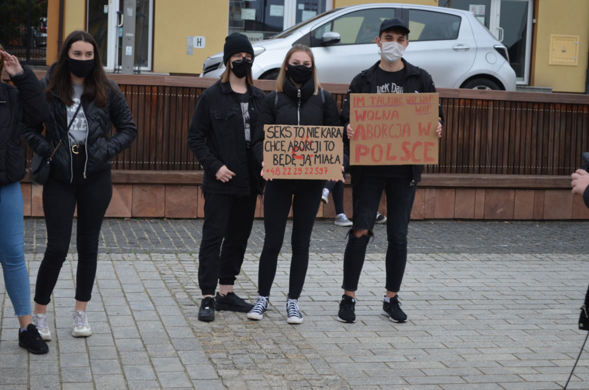 "NIE JESTEŚMY INKUBATORAMI" w Starachowicach też protestowali przed biurami posłów PiS 