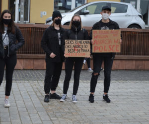 NIE JESTEŚMY INKUBATORAMI w Starachowicach też protestowali przed biurami posłów PiS 