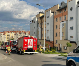 Pożar bloku na os. Projektant. Ewakuowano mieszkańców [ZDJĘCIA]