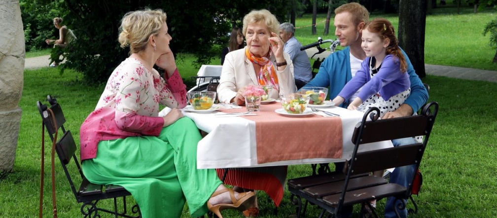M jak miłość po wakacjach. Barbara (Teresa Lipowska), Ania (Weronika Wachowska), Marta (Dominika Ostałowska), Andrzej (Krystian Wieczorek)