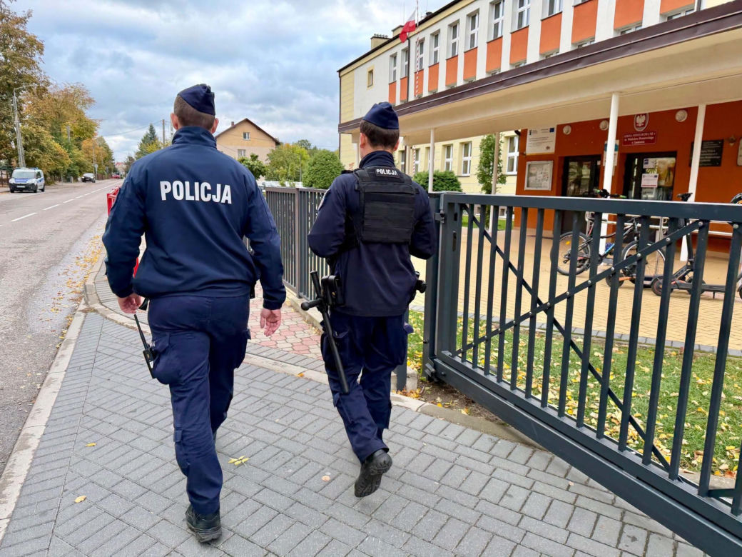 Radiowozy przed szkołami w Podlaskiem. Policja uspokaja rodziców i uczniów