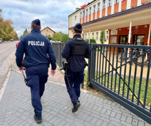 Radiowozy przed szkołami w Podlaskiem. Policja uspokaja rodziców i uczniów