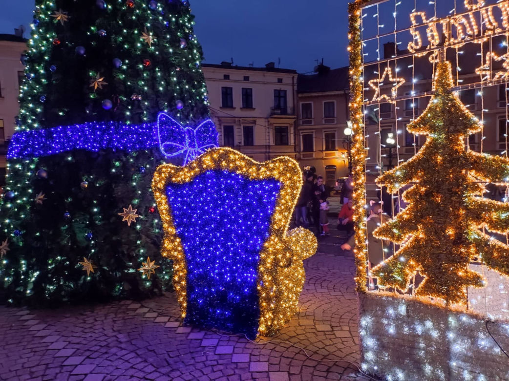 Tarnów. Świąteczna iluminacja już rozbłysła. Tak wygląda choinka na pl. Kazimierza