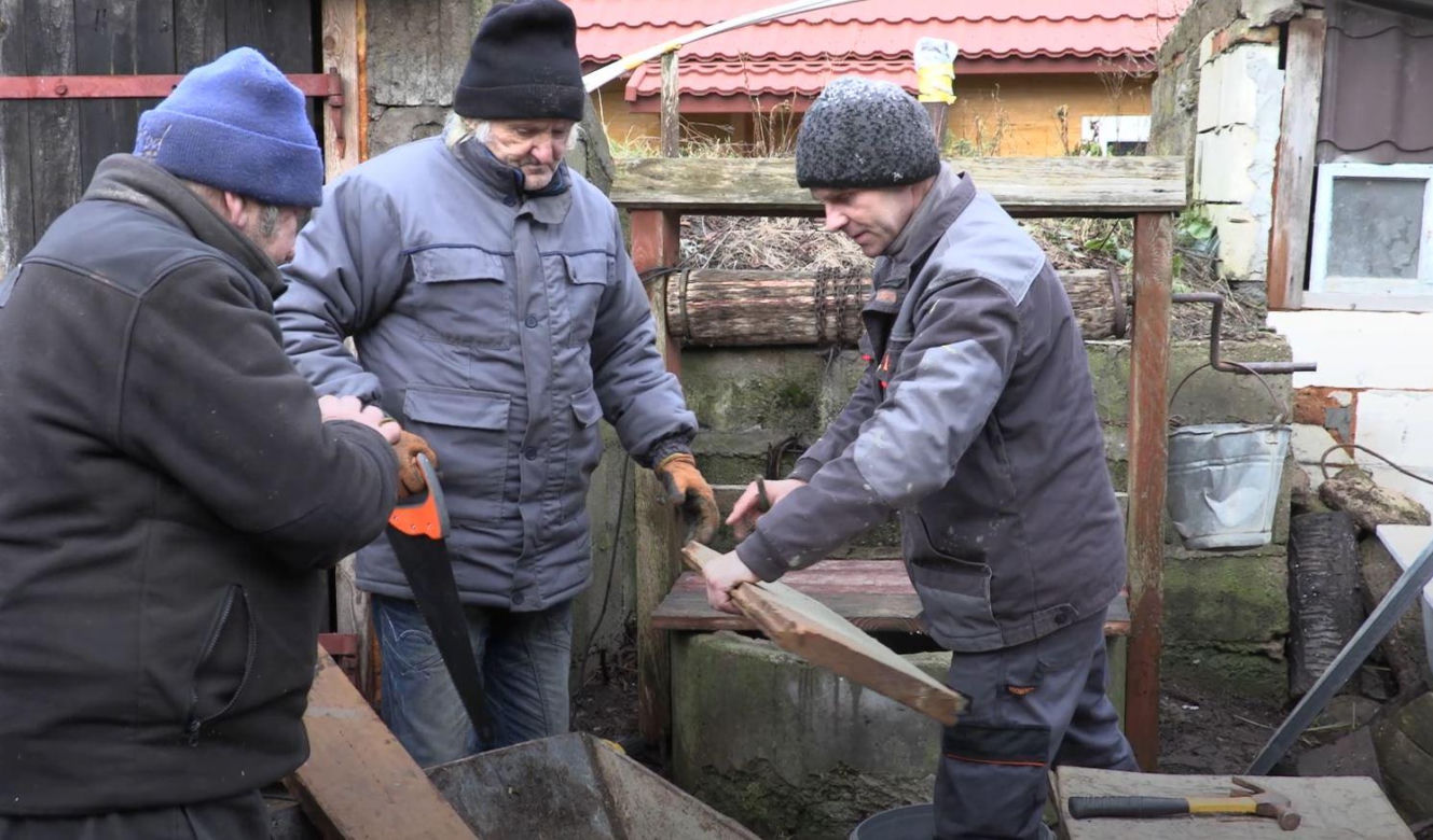 Rolnicy. Podlasie. Gienek i Sławek pomagają Paulinie zrobić pokrywę studni