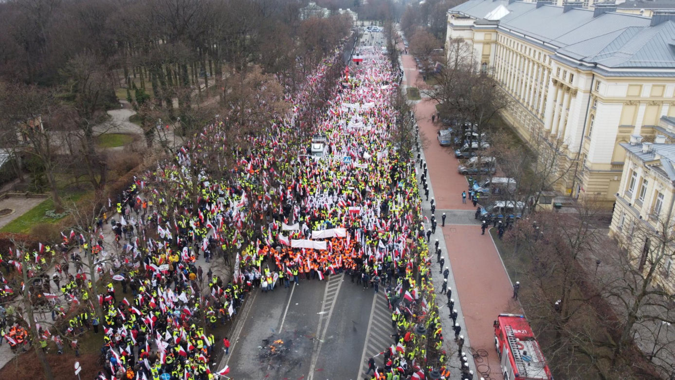Niespokojny protest rolników w Warszawie. Służby obrzucone puszkami po piwie i petardami