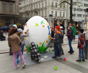 Gigantyczna dwumetrowa pisanka stanęła w centrum Warszawy