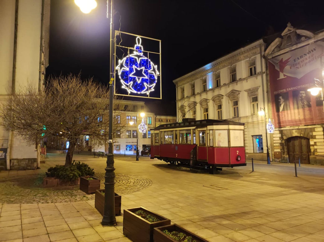 Tarnów. Świąteczna iluminacja już rozbłysła. Tak wygląda choinka na pl. Kazimierza