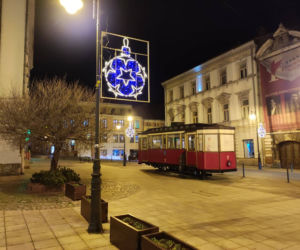 Tarnów. Świąteczna iluminacja już rozbłysła. Tak wygląda choinka na pl. Kazimierza