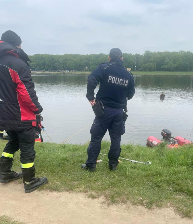 Człowiek wpadł do Odry? Akcja służb we Wrocławiu, na brzegu rzeki zostawiono kulę inwalidzką 