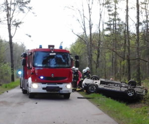 Tragiczny wypadek: Kierowca bmw dachował. 26-latek zginął na miejscu