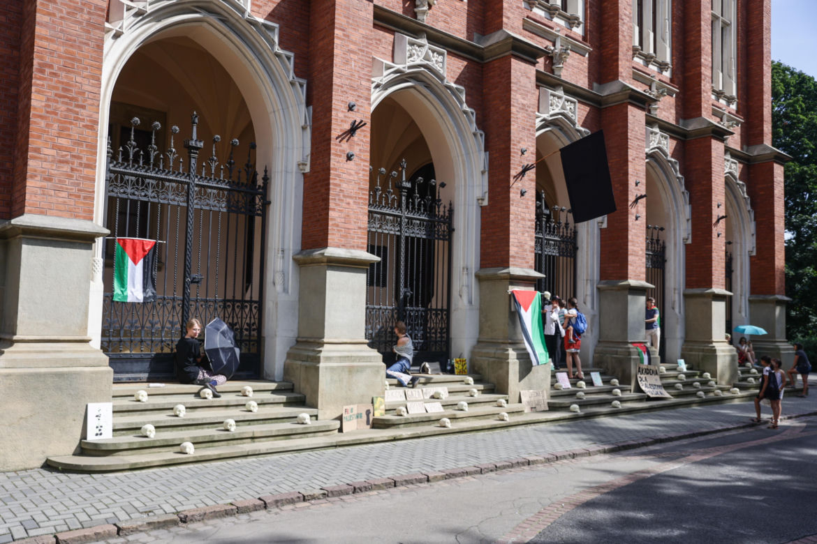 Protest solidarnościowy z Palestyną. Studenci przykuli się do bramy UJ