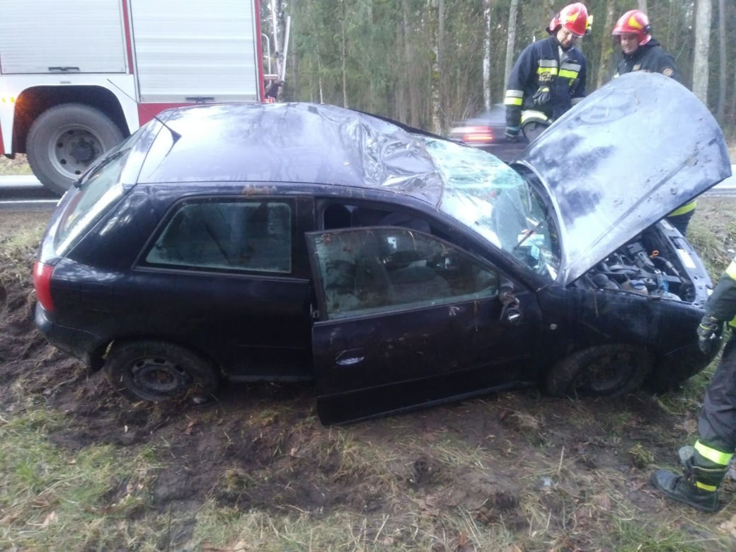 Wypadek na trasie Orzysz - Ełk.  Dachowanie osobówki