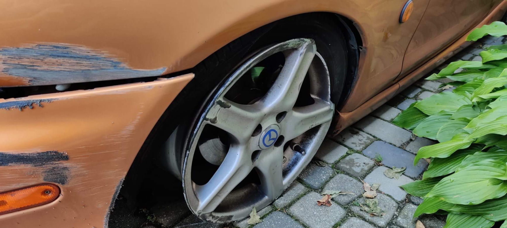 Rozbita Mazda MX-5 - wypadek na trasie S8 w Warszawie