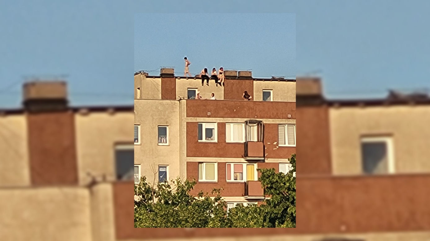 Młodzież na dachu budynku przy Suwalskiej 4
