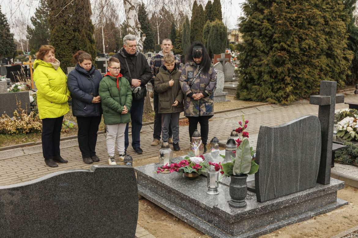 Dokwaterowali nieboszczyka do grobu mamy