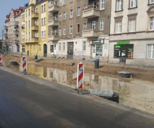 Zalana ulica Chełmińska w Grudziądzu po opadach deszczu