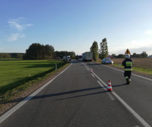 Groźne zderzenie mazdy z ciężarówką. Osobówka zjechała na przeciwny pas [ZDJĘCIA]
