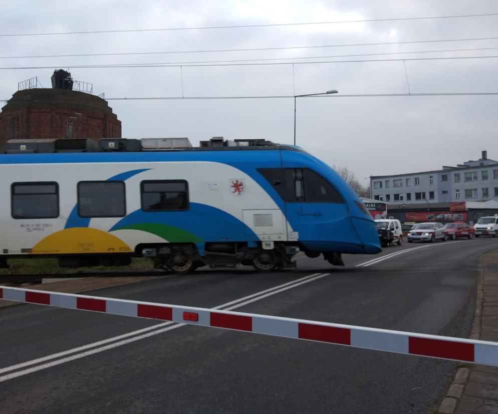 Regionalny pociąg w Koszalinie. Wkrótce na torach mają pojawić się nowoczesne pociągi hybrydowe.