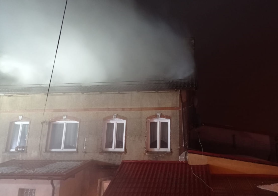   Pożar budynku wielorodzinnego w Pozezdrzu. PIĘĆ RODZIN straciło dach nad głową [ZDJĘCIA]