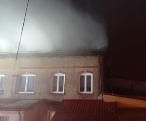   Pożar budynku wielorodzinnego w Pozezdrzu. PIĘĆ RODZIN straciło dach nad głową [ZDJĘCIA]