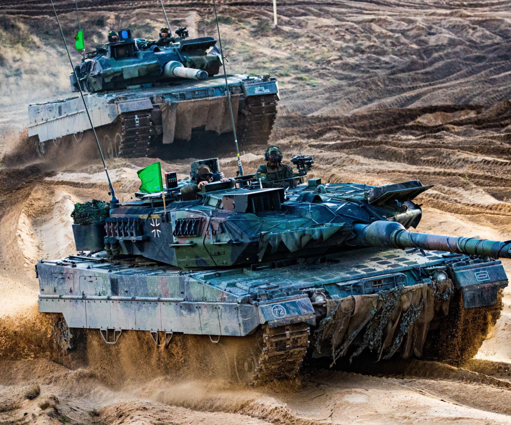 Dwa czołgi Leopard Bundeswehry na piaszczystym poligonie. O problemach brygady na Litwie przeczytasz na SE Portal Obronny.
