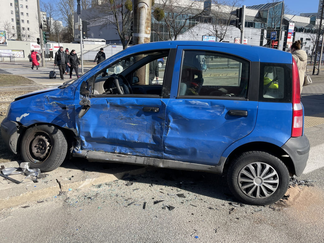 Karetka na sygnale rąbnęła w małego fiata. Wypadek na Żoliborzu 