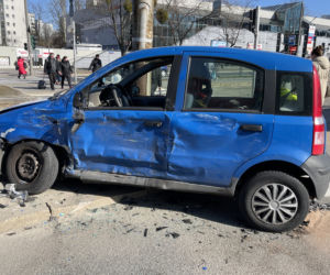 Karetka na sygnale rąbnęła w małego fiata. Wypadek na Żoliborzu 