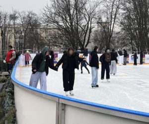 Lodowisko wróciło do centrum Lublina. Plac Litewski znów pełen łyżwiarz