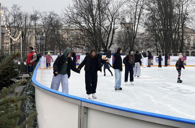 Lodowisko wróciło do centrum Lublina. Plac Litewski znów pełen łyżwiarz