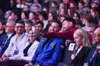 Gigantyczna kolejka pod Aulą UMK. Przyszli dla niego