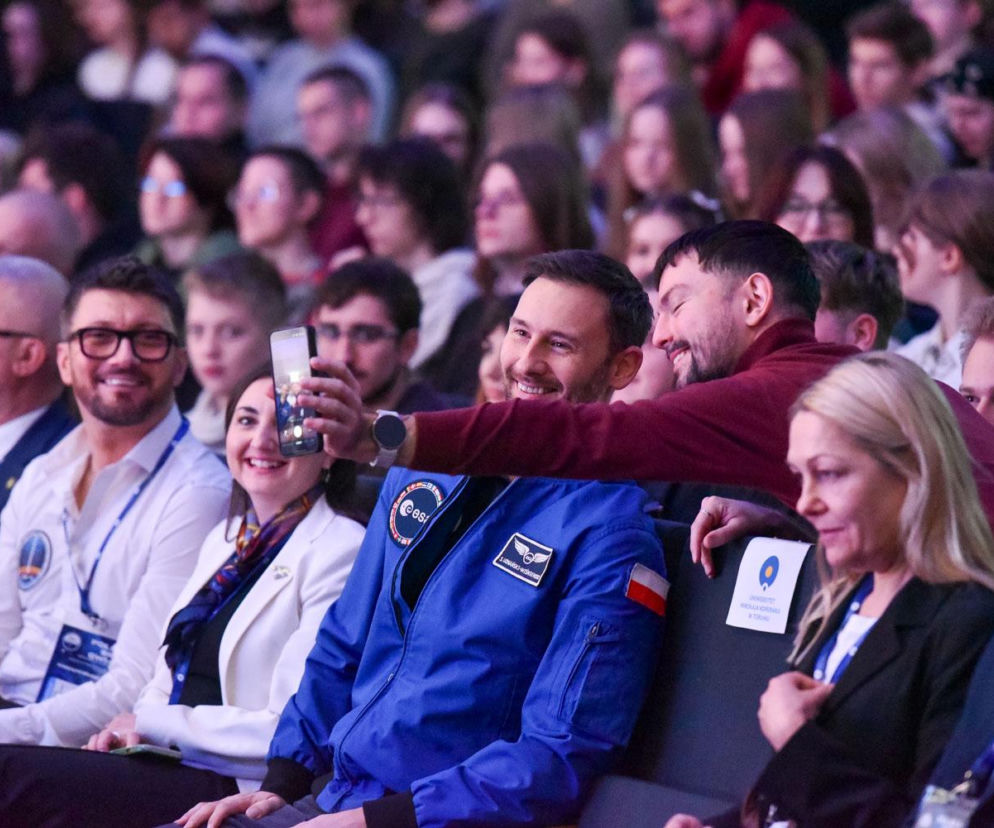 Sławosz Uznański-Wiśniewski w Toruniu. Gigantyczna kolejka pod Aulą UMK